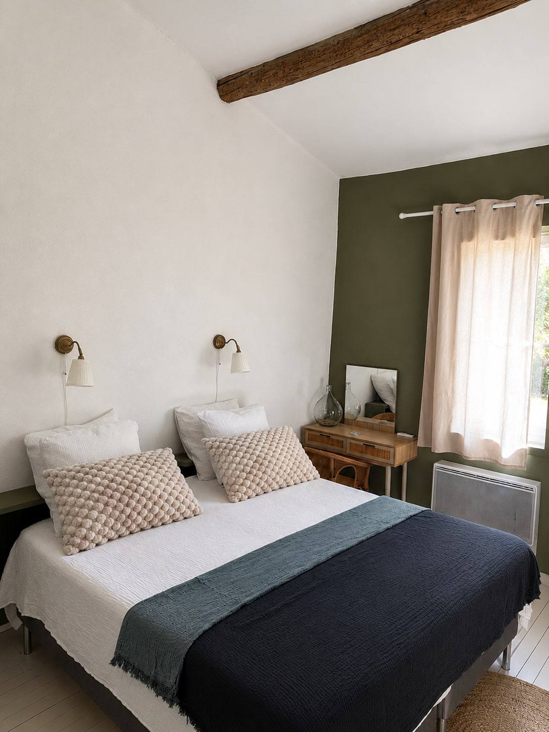 Schlafzimmer im Mas Misette mit khakifarbenen Wänden.