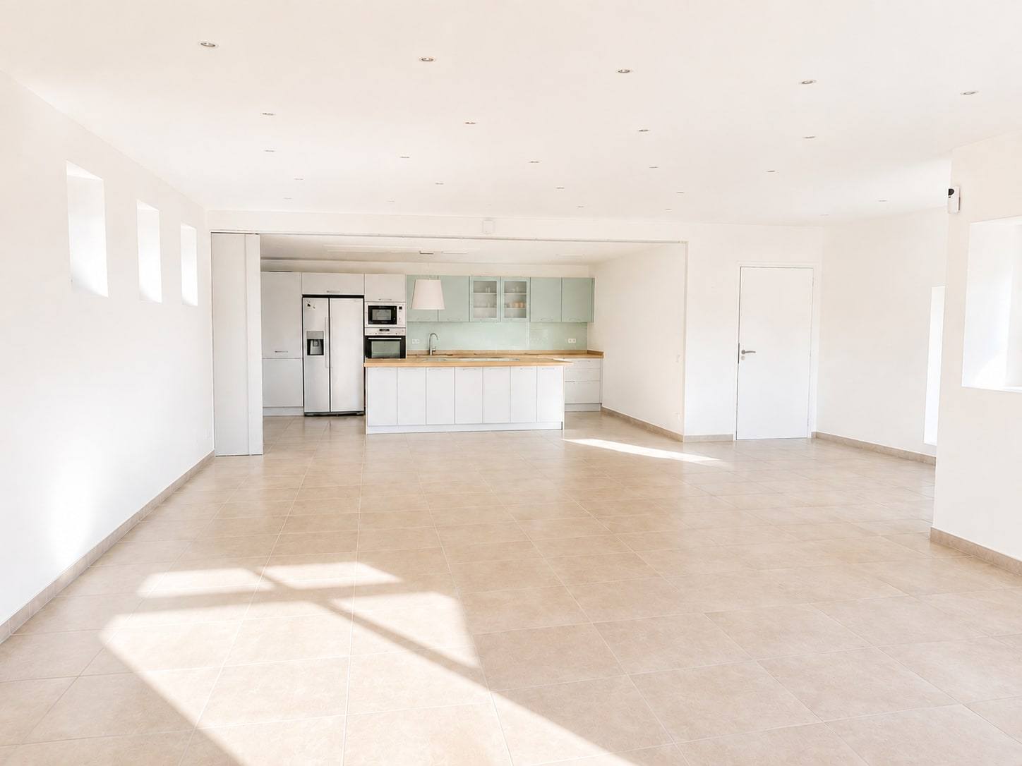 La salle de réception de 180 m², baignée de lumière.