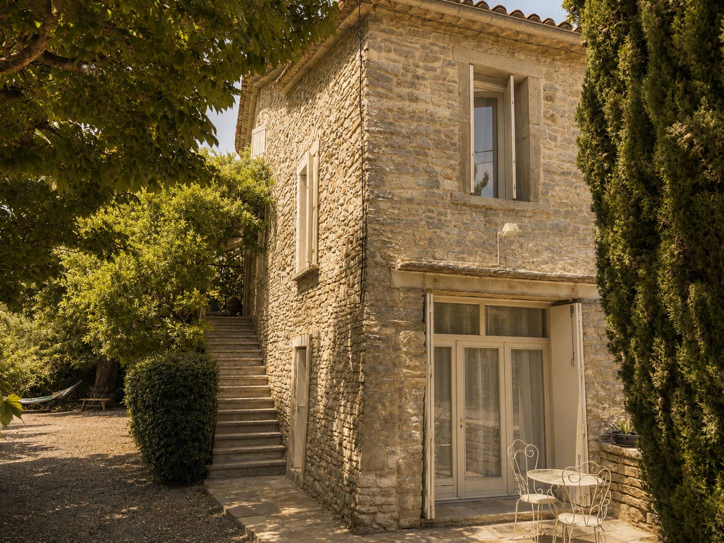 Steinfassade und Außentreppe des Mas Misette im Hameau des Sources.