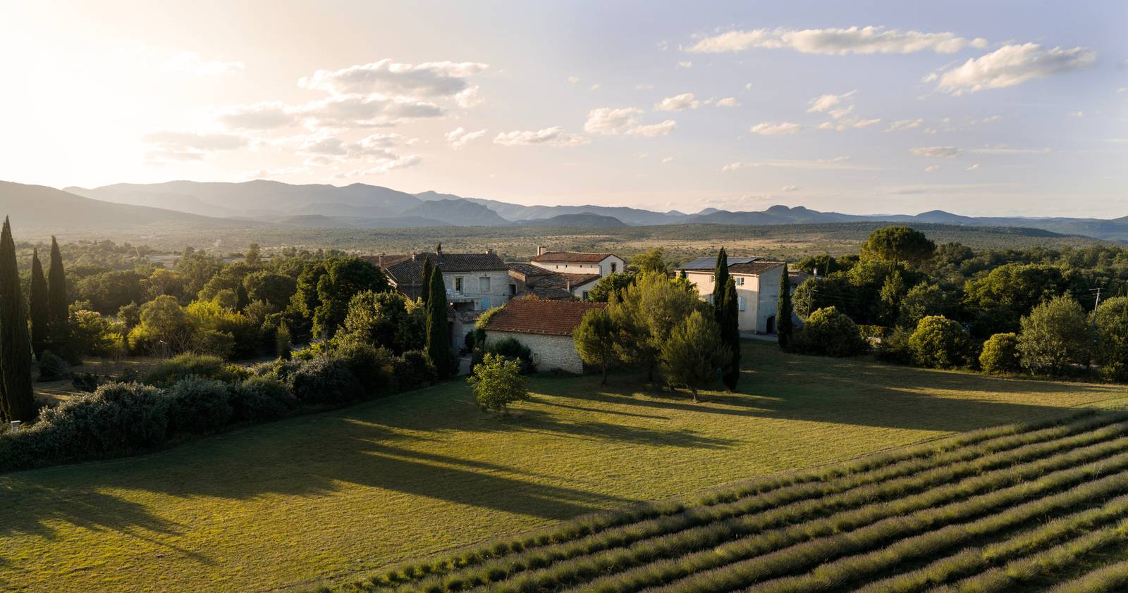 Luftaufnahme des Hameau des Sources mit seinen Steinhäusern und dem Lavendelfeld, in Pompignan im Gard.