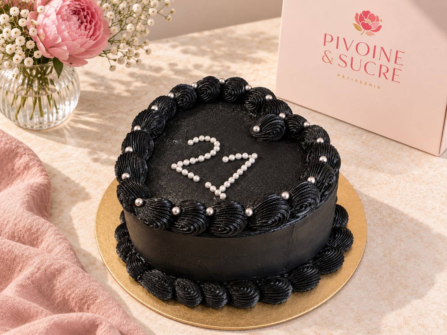 Gâteau d’anniversaire au chocolat noir, perles nacrées et boîte Pivoine et Sucre.