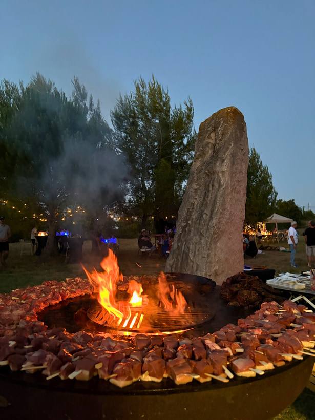 Brasero allumé à la tombée du soir, devant le menhir du domaine.