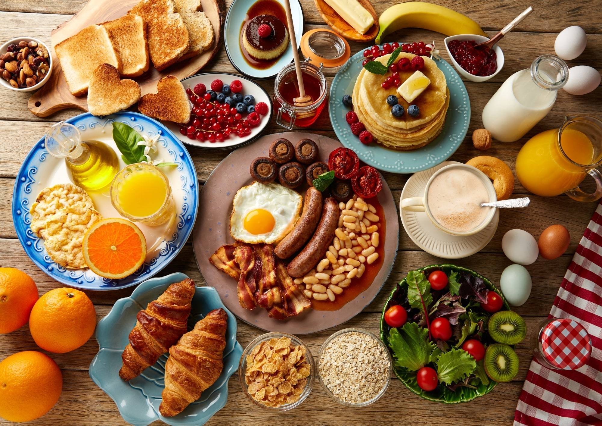 Grand brunch : viennoiseries, œufs, pancakes et fruits frais.