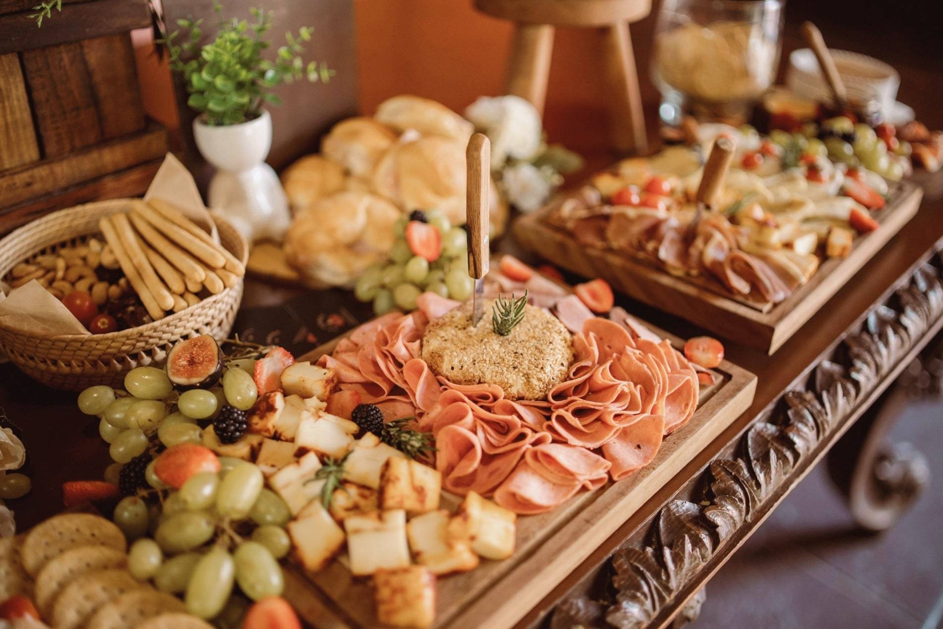 Buffet de mises en bouche : charcuterie, fromages, raisins et gressins.