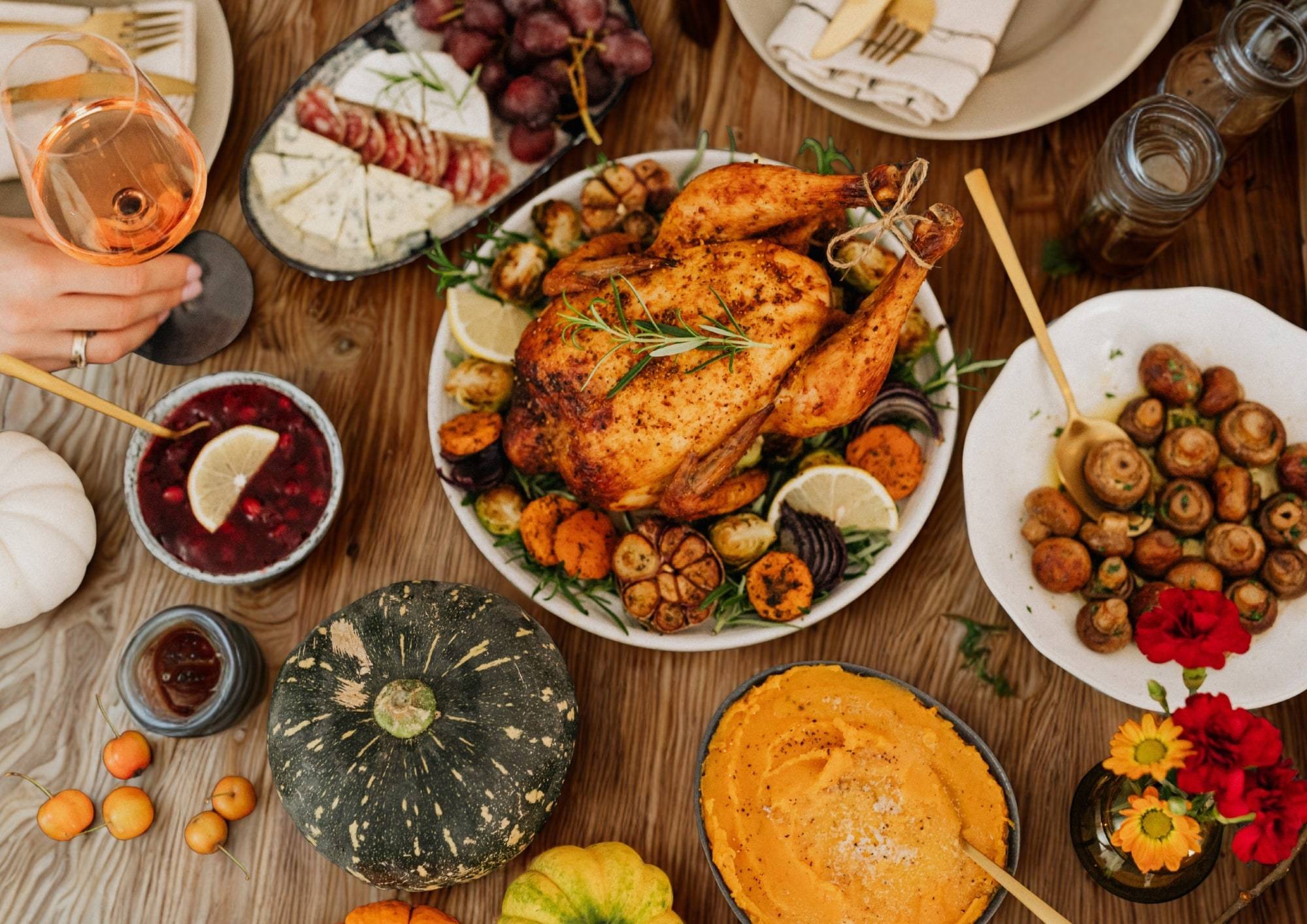 Table de déjeuner garnie : volaille rôtie, légumes et courges.