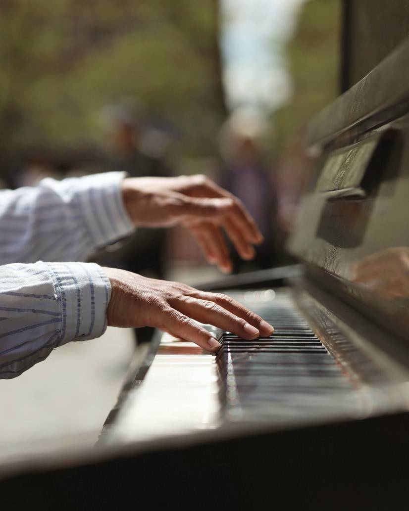 Piano droit installé sous la voûte en pierre, pendant un mariage au hameau.