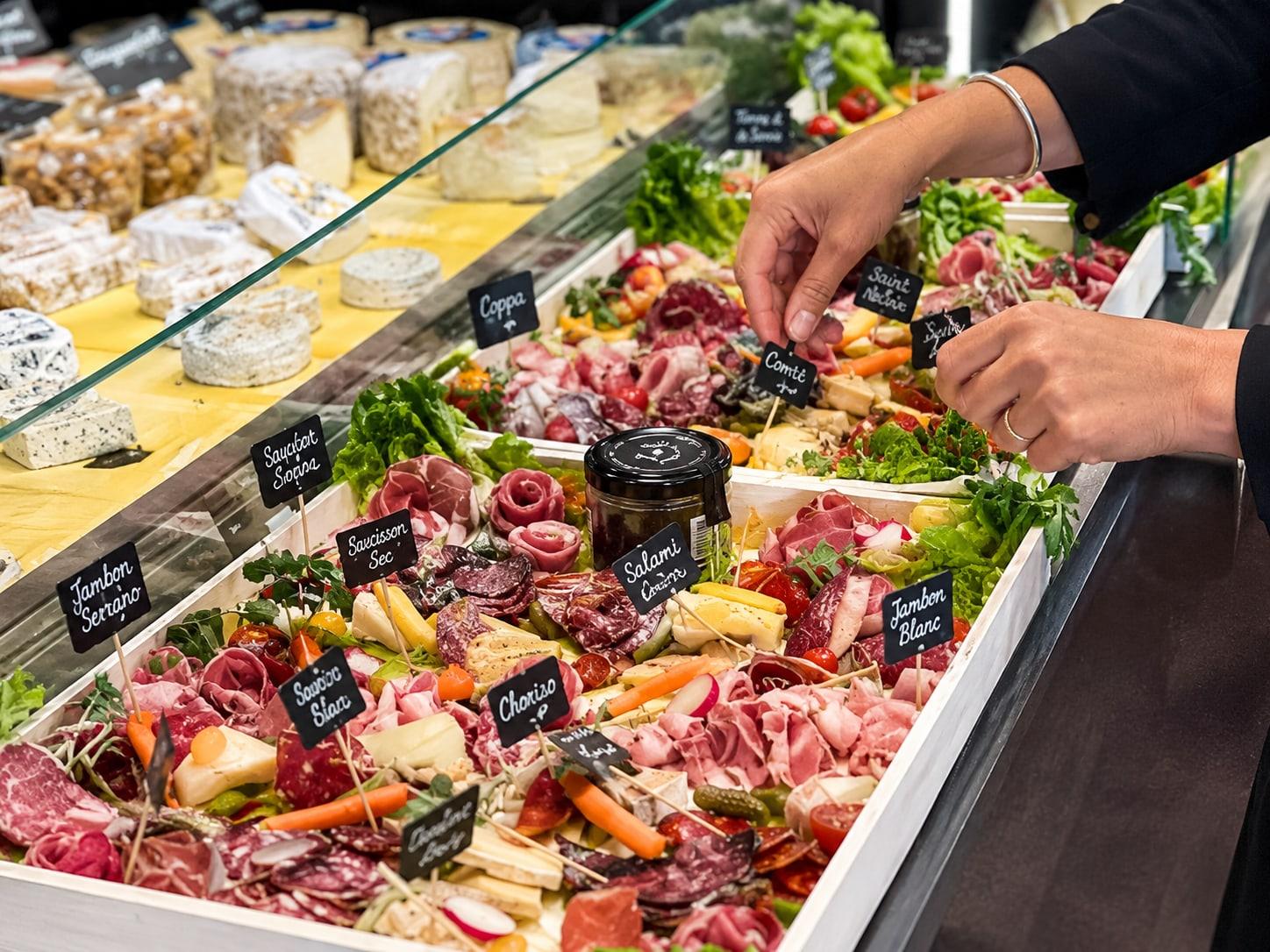Plateaux de charcuterie et de fromages composés au comptoir de la Maison Renault.
