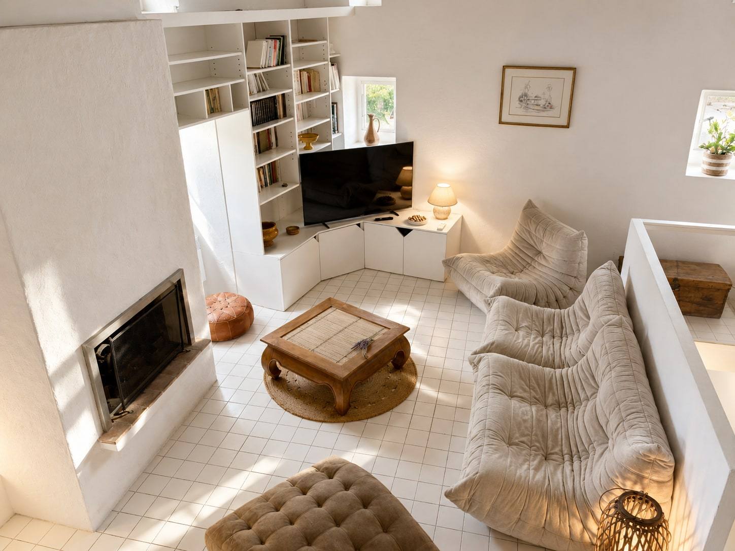 Heller Wohnraum des Mas Misette, Kamin und weiße Sofas.